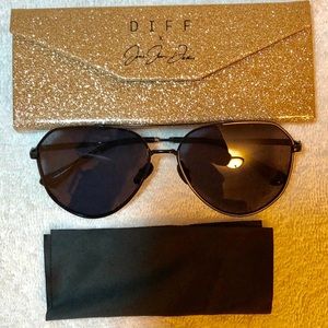 Woman’s Jesse James Decker DIFF Sunglasses
